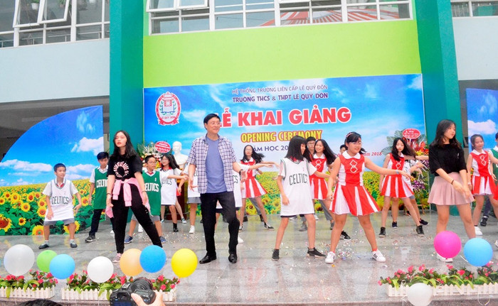 Thầy Nguyễn Quốc Bình lên sân khấu tham gia màn văn nghệ vui nhộn, xì tin cùng các em học sinh Thầy Nguyễn Quốc Bình lên sân khấu tham gia màn văn nghệ vui nhộn, xì tin cùng các em học sinh