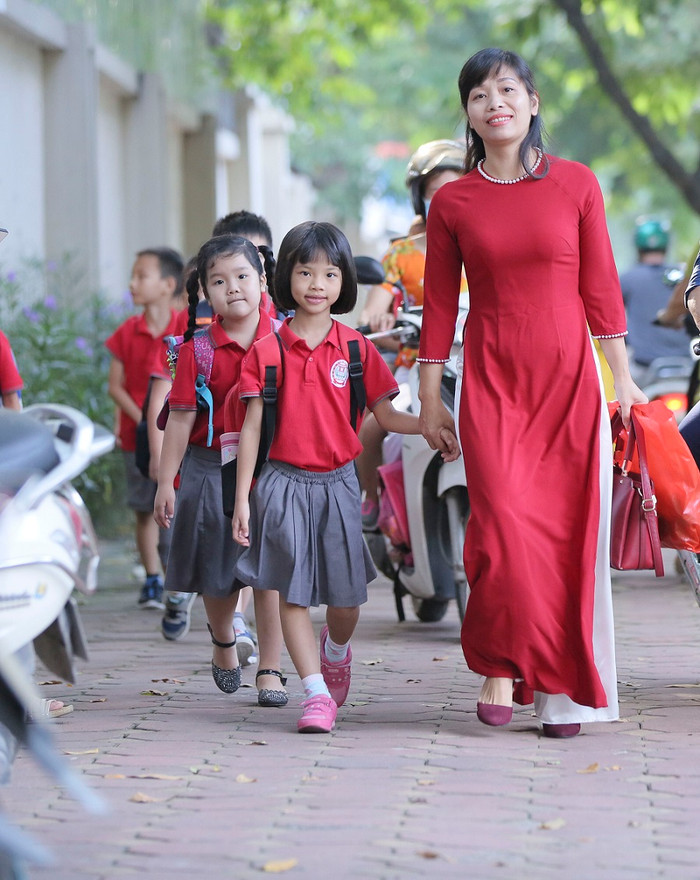 Một số học sinh mới tự tin đi xe bus của trường với sự giám sát của cô giáo bán trú. Một số học sinh mới tự tin đi xe bus của trường với sự giám sát của cô giáo bán trú.