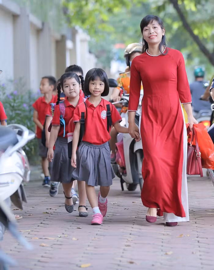 Một số học sinh mới tự tin đi xe bus của trường với sự giám sát của cô giáo bán trú.