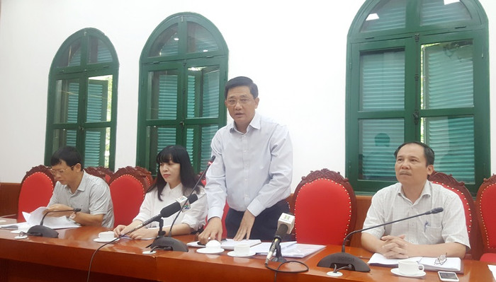 Phó giám đốc Sở Giáo dục và Đào tạo Hà Nội - Phạm Xuân Tiến (đứng) có chia sẻ một số thông tin để phụ huynh đặc biệt phụ huynh có con ở độ tuổi mầm non, tiểu học hiểu rõ, nhận thức đầy đủ về những vấn đề liên quan đến Đề án Sữa học đường. (Ảnh: Thùy Linh) Phó giám đốc Sở Giáo dục và Đào tạo Hà Nội - Phạm Xuân Tiến (đứng) có chia sẻ một số thông tin để phụ huynh đặc biệt phụ huynh có con ở độ tuổi mầm non, tiểu học hiểu rõ, nhận thức đầy đủ về những vấn đề liên quan đến Đề án Sữa học đường. (Ảnh: Thùy Linh)