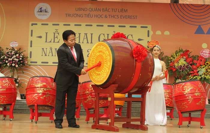 Thầy và trò trường Marie Curie làm lễ chào cờ trong buổi khai giảng sáng 5/9 Thầy và trò trường Marie Curie làm lễ chào cờ trong buổi khai giảng sáng 5/9