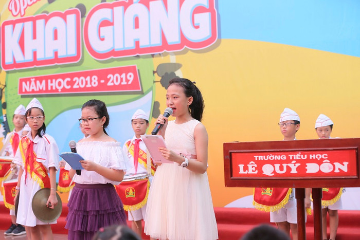 Học sinh tự tin lên sân khấu với vai trò MC Học sinh tự tin lên sân khấu với vai trò MC