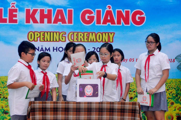 Tại lễ khai giảng năm học 2018-2019, những học sinh đầu cấp đã tự mình chuẩn bị những lá thư gửi tương lai trong ngày khai trường. Tại lễ khai giảng năm học 2018-2019, những học sinh đầu cấp đã tự mình chuẩn bị những lá thư gửi tương lai trong ngày khai trường.
