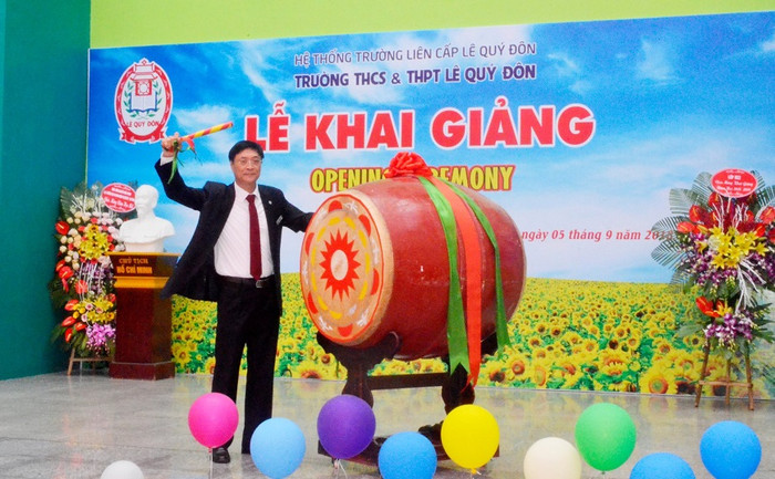 Hiệu trưởng trường Trung học cơ sở và Trung học phổ thông Lê Qúy Đôn (Hà Nội) đánh trống khai giảng năm học mới 2018-2019 Hiệu trưởng trường Trung học cơ sở và Trung học phổ thông Lê Qúy Đôn (Hà Nội) đánh trống khai giảng năm học mới 2018-2019