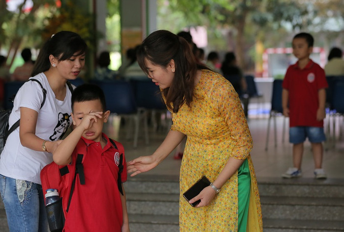 Cô giáo ân cần khích lệ một thành viên mới đang “hụt hẫng”. Cô giáo ân cần khích lệ một thành viên mới đang “hụt hẫng”.