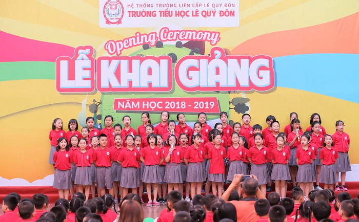 Các em thể hiện nhiều kỹ năng khéo léo: đồng ca, múa,... Các em thể hiện nhiều kỹ năng khéo léo: đồng ca, múa,...
