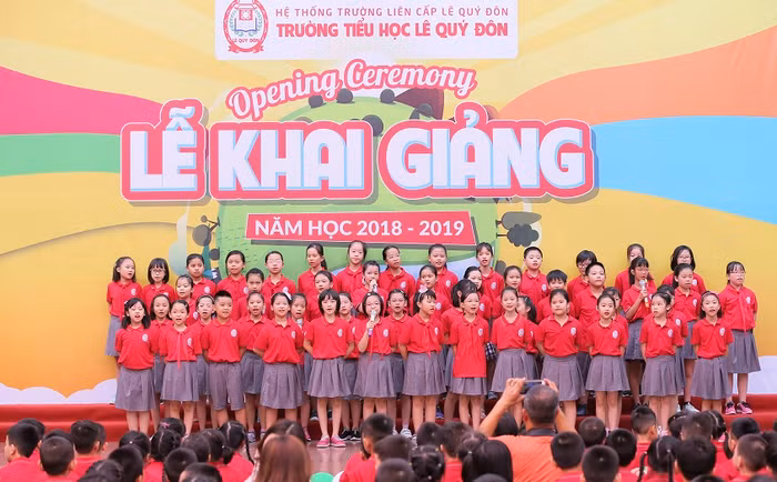 Các em thể hiện nhiều kỹ năng khéo léo: đồng ca, múa,...