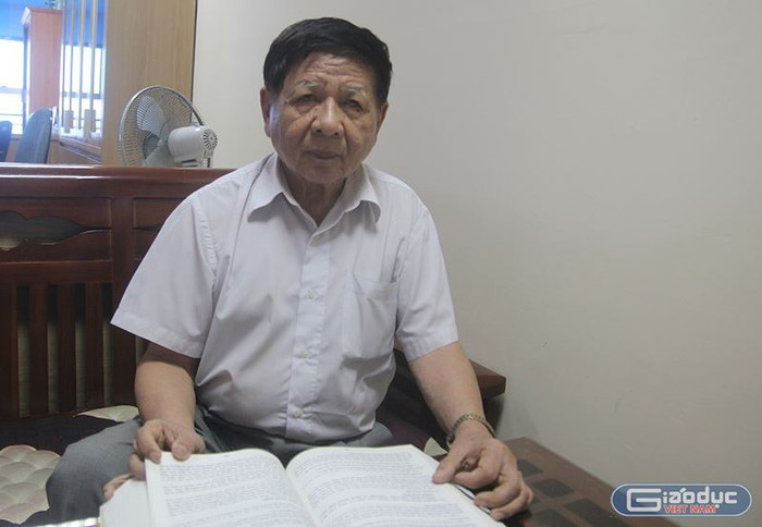 Nguyên Thứ trưởng Bộ Giáo dục và Đào tạo cho rằng, Không thể vì lớp đông mà tăng giáo viên/lớp, nếu cứ như vậy thì đến bao giờ mới giải quyết được bài toán cơ sở vật chất, đáp ứng đủ phòng học cho học sinh. (Ảnh: Thùy Linh) Nguyên Thứ trưởng Bộ Giáo dục và Đào tạo cho rằng, Không thể vì lớp đông mà tăng giáo viên/lớp, nếu cứ như vậy thì đến bao giờ mới giải quyết được bài toán cơ sở vật chất, đáp ứng đủ phòng học cho học sinh. (Ảnh: Thùy Linh)