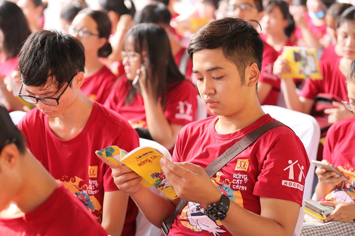 Thời điểm hiện tại, các em tân sinh viên hầu hết đã nhập học vào các trường đại học, cao đẳng mà mình đã đăng kí trúng tuyển. Thời điểm hiện tại, các em tân sinh viên hầu hết đã nhập học vào các trường đại học, cao đẳng mà mình đã đăng kí trúng tuyển.