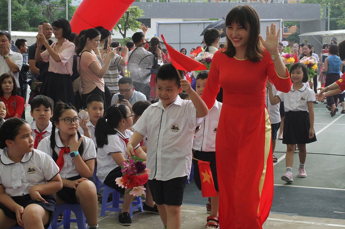 Cô Rowena Barnett - Phó hiệu trưởng Phụ trách Chương trình Quốc tế của trường Việt-Úc Hà Nội đã gây dấu ấn đặc biệt thông qua câu chuyện về Malala Yousafzai (Ảnh: Nhà trường cung cấp) Cô Rowena Barnett - Phó hiệu trưởng Phụ trách Chương trình Quốc tế của trường Việt-Úc Hà Nội đã gây dấu ấn đặc biệt thông qua câu chuyện về Malala Yousafzai (Ảnh: Nhà trường cung cấp)