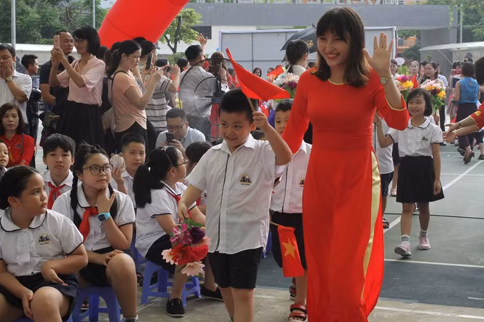 Cô Rowena Barnett - Phó hiệu trưởng Phụ trách Chương trình Quốc tế của trường Việt-Úc Hà Nội đã gây dấu ấn đặc biệt thông qua câu chuyện về Malala Yousafzai (Ảnh: Nhà trường cung cấp)