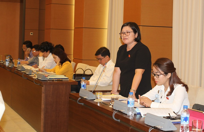 Đại biểu Văn Thị Bạch Tuyết (đứng)– Đoàn Thành phố Hồ Chí Minh kiến nghị, việc xã hội hóa trong lĩnh vực nào cũng cần có lộ trình và thời gian qua lĩnh vực giáo dục chưa đủ động lực để thúc đẩy tư nhân tham gia. (Ảnh: Thùy Linh)