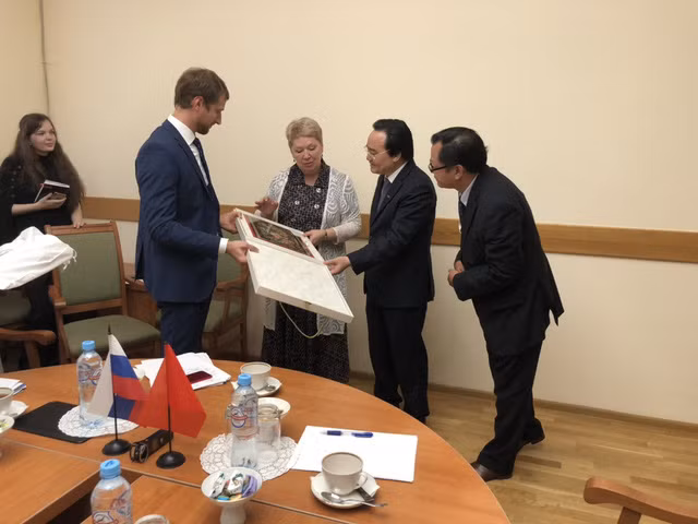 Số lượng học bổng mà Liên bang Nga cấp cho Việt Nam liên tục tăng và hiện nay là gần 1000 suất/năm.