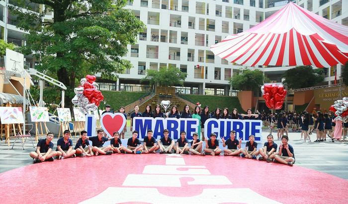 Những hình ảnh tạo dáng siêu ngộ nghĩnh của học trò trường Marie Curie Những hình ảnh tạo dáng siêu ngộ nghĩnh của học trò trường Marie Curie