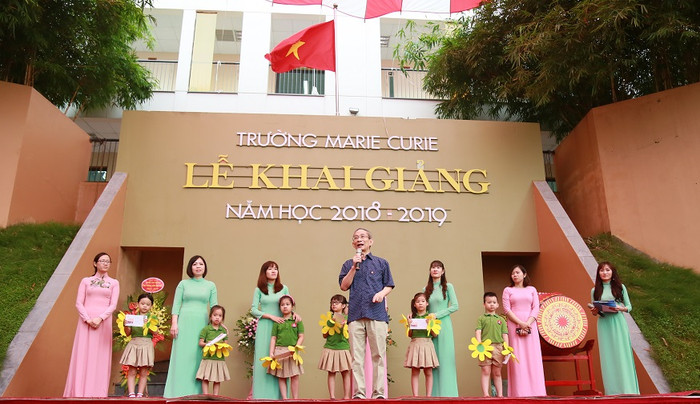 Thầy Khang ân cần căn dặn học trò Tiểu học những điều ngắn gọn, ý nghĩa, đó là 4 chữ: học giỏi, ngủ ngoan, ăn ngoan, chơi thân thiện Thầy Khang ân cần căn dặn học trò Tiểu học những điều ngắn gọn, ý nghĩa, đó là 4 chữ: học giỏi, ngủ ngoan, ăn ngoan, chơi thân thiện