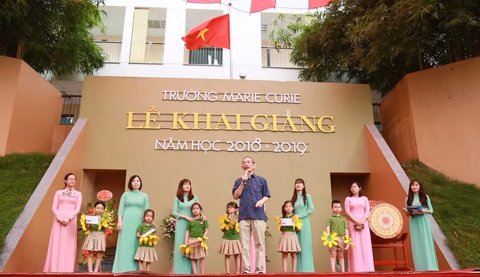 Thầy Khang ân cần căn dặn học trò Tiểu học những điều ngắn gọn, ý nghĩa, đó là 4 chữ: học giỏi, ngủ ngoan, ăn ngoan, chơi thân thiện