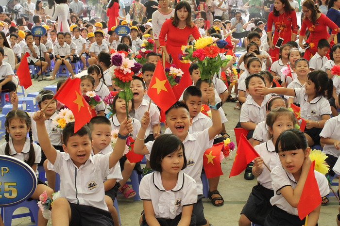 Nhiều phụ huynh học sinh sẵn lòng đứng xem chương trình để nhường không gian thoáng mát cho các con. Nhiều phụ huynh học sinh sẵn lòng đứng xem chương trình để nhường không gian thoáng mát cho các con.