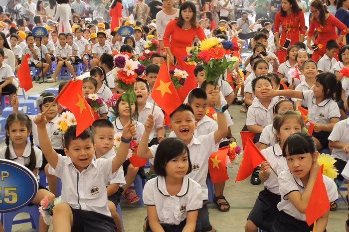 Nhiều phụ huynh học sinh sẵn lòng đứng xem chương trình để nhường không gian thoáng mát cho các con.