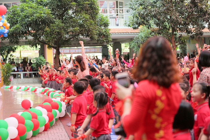 Mỗi khối đều có một dải băng mang màu sắc riêng, tượng trưng cho 5 giá trị của trường: Cảm xúc, Sức khỏe, Kỹ năng, Hội nhập, Kiến thức Mỗi khối đều có một dải băng mang màu sắc riêng, tượng trưng cho 5 giá trị của trường: Cảm xúc, Sức khỏe, Kỹ năng, Hội nhập, Kiến thức