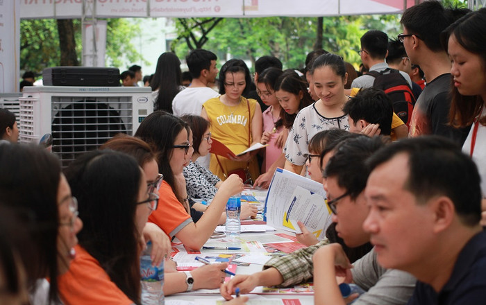 Theo Phó giáo sư Nguyễn Phương Nga - Giám đốc Trung tâm Kiểm định chất lượng giáo dục, Hiệp hội Các trường đại học, cao đẳng Việt Nam cho rằng, ở Việt Nam, từ năm 1975 đến nay, chúng ta đã 6 lần đổi mới thi tốt nghiệp trung học phổ thông và tuyển sinh đại học, cao đẳng. Mỗi lần đạt được kết quả nhất định. (Ảnh minh họa: Thùy Linh) Theo Phó giáo sư Nguyễn Phương Nga - Giám đốc Trung tâm Kiểm định chất lượng giáo dục, Hiệp hội Các trường đại học, cao đẳng Việt Nam cho rằng, ở Việt Nam, từ năm 1975 đến nay, chúng ta đã 6 lần đổi mới thi tốt nghiệp trung học phổ thông và tuyển sinh đại học, cao đẳng. Mỗi lần đạt được kết quả nhất định. (Ảnh minh họa: Thùy Linh)