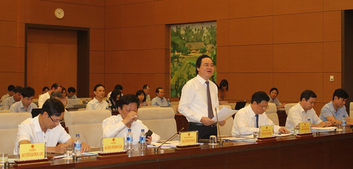 Bộ trưởng Nhạ tiết lộ, từ năm 2019, đối với môn trắc nghiệm, sau khi các thí sinh thi xong, sẽ tiến hành quét và chấm thi theo cụm để không tạo áp lực cho các địa phương. (Ảnh: Thùy Linh)