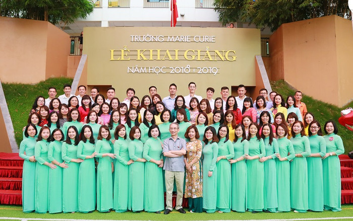 Đội ngũ cán bộ, giáo viên trường Marie Curie chụp ảnh lưu niệm trong ngày khai giảng Đội ngũ cán bộ, giáo viên trường Marie Curie chụp ảnh lưu niệm trong ngày khai giảng