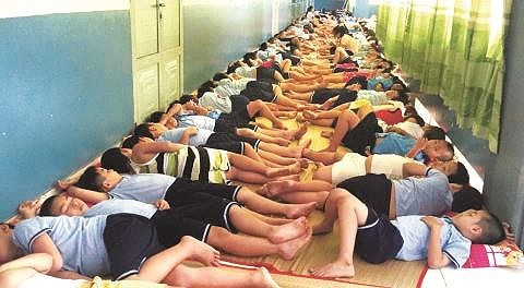 Trẻ ngủ trưa ở trường, chỉ nằm nghiêng và không dám thở (Ảnh minh họa: Học sinh trường tiểu học Nguyễn Thị Định (Thành phố Hồ Chí Minh) nằm la liệt ngủ trưa ngay lối đi- Ảnh báo Phụ nữ Thành phố Hồ Chí Minh) Trẻ ngủ trưa ở trường, chỉ nằm nghiêng và không dám thở (Ảnh minh họa: Học sinh trường tiểu học Nguyễn Thị Định (Thành phố Hồ Chí Minh) nằm la liệt ngủ trưa ngay lối đi- Ảnh báo Phụ nữ Thành phố Hồ Chí Minh)