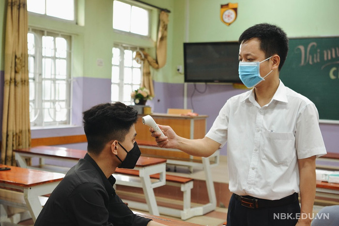 Việc huấn luyện các phương án xử lý trong trường hợp có học sinh bị ốm được cân nhắc rất kỹ lưỡng (ảnh nguồn trường Nguyễn Bỉnh Khiêm). Việc huấn luyện các phương án xử lý trong trường hợp có học sinh bị ốm được cân nhắc rất kỹ lưỡng (ảnh nguồn trường Nguyễn Bỉnh Khiêm).