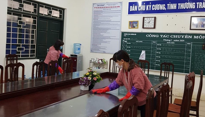Các thầy cô giáo Trường trung học cơ sở Dương Nội, Hà Nội lau dọn trường học (ảnh do nhà trường cung cấp). Các thầy cô giáo Trường trung học cơ sở Dương Nội, Hà Nội lau dọn trường học (ảnh do nhà trường cung cấp).