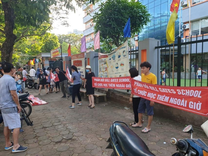 Các phụ huynh mong nhà trường tôn trọng ý kiến của họ (ảnh N.H).