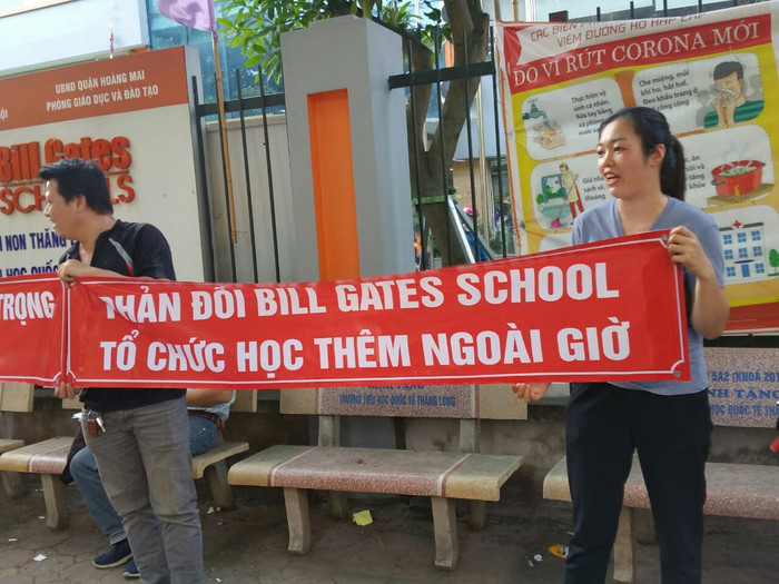 Thông điệp biểu tình rất rõ ràng, phản đối tổ chức học thêm ngoài giờ (ảnh N.H).