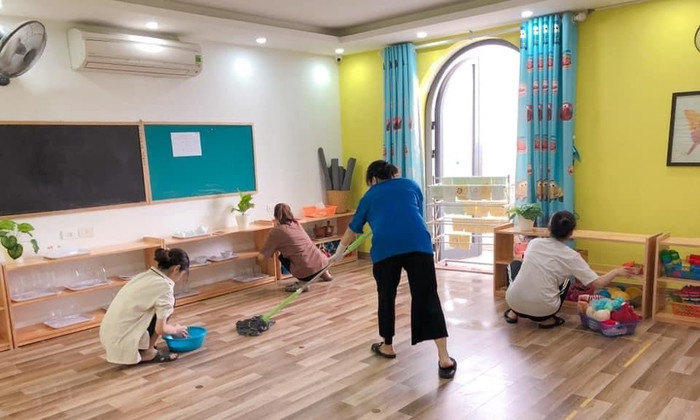 Các cô giáo ra sức dọn vệ sinh để đón trẻ tới trường (ảnh do bạn đọc cung cấp). Các cô giáo ra sức dọn vệ sinh để đón trẻ tới trường (ảnh do bạn đọc cung cấp).