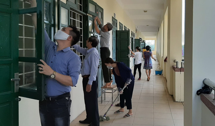 Các thầy cô Trường Trung học cơ sở Biên Giang tham gia lau dọn vệ sinh trường học đón học sinh đi học trở lại (ảnh do nhà trường cung cấp). Các thầy cô Trường Trung học cơ sở Biên Giang tham gia lau dọn vệ sinh trường học đón học sinh đi học trở lại (ảnh do nhà trường cung cấp).