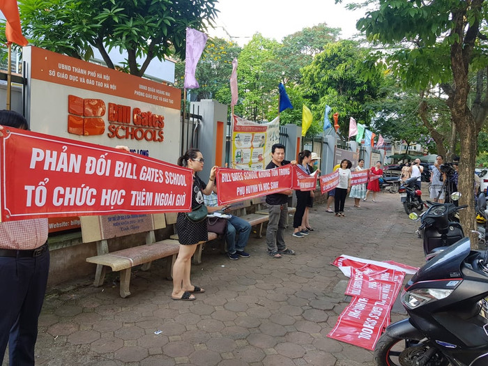 Vì không tìm được tiếng nói chung với nhà trường, các phụ huynh đành phải tập trung phản đối học thêm ngoài giờ (ảnh N.H).