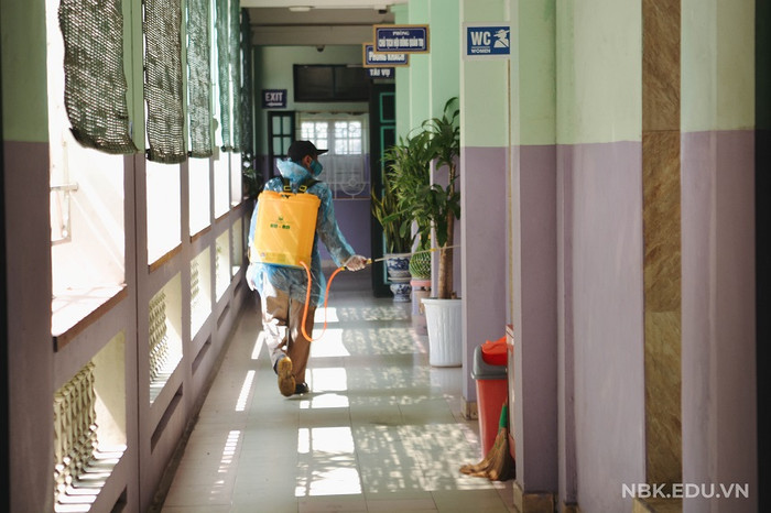 Để đảm bảo an toàn cho học sinh, công tác khử trùng, diệt khuẩn được chuẩn bi chu đáo (ảnh nguồn trường Nguyễn Bỉnh Khiêm). Để đảm bảo an toàn cho học sinh, công tác khử trùng, diệt khuẩn được chuẩn bi chu đáo (ảnh nguồn trường Nguyễn Bỉnh Khiêm).