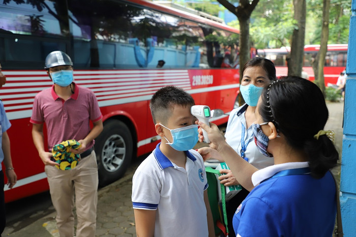 Học sinh trước khi vào trường được đo thân nhiệt và nghiêm túc đeo khẩu trang (ảnh Trường Đoàn Thị Điểm cung cấp). Học sinh trước khi vào trường được đo thân nhiệt và nghiêm túc đeo khẩu trang (ảnh Trường Đoàn Thị Điểm cung cấp).