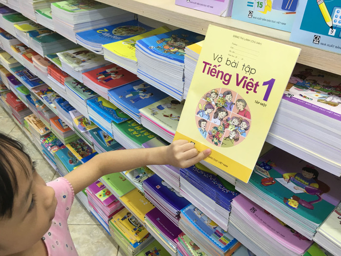 Hiện nay, đã có 5 bộ sách giáo khoa lớp 1 của chương trình giáo dục phổ thông (ảnh nguồn báo Đại Đoàn Kết). Hiện nay, đã có 5 bộ sách giáo khoa lớp 1 của chương trình giáo dục phổ thông (ảnh nguồn báo Đại Đoàn Kết).