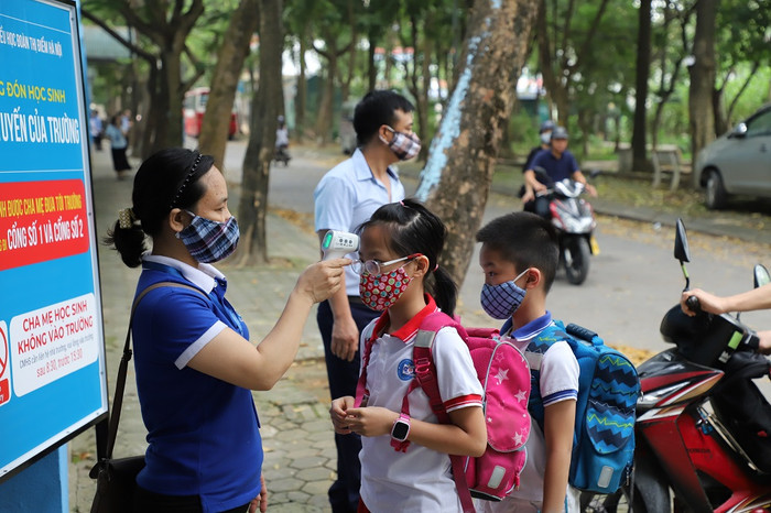 Để đảm bảo an toàn việc đo thân nhiệt trước khi vào trường học được Trường Tiểu học Đoàn Thị Điểm thực hiện nghiêm túc (ảnh Trường Tiểu học Đoàn Thị Điểm). Để đảm bảo an toàn việc đo thân nhiệt trước khi vào trường học được Trường Tiểu học Đoàn Thị Điểm thực hiện nghiêm túc (ảnh Trường Tiểu học Đoàn Thị Điểm).