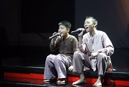 Giọng ca nhí Vũ Song Vũ (phải) và Tiến Quang. Giọng ca nhí Vũ Song Vũ (phải) và Tiến Quang.