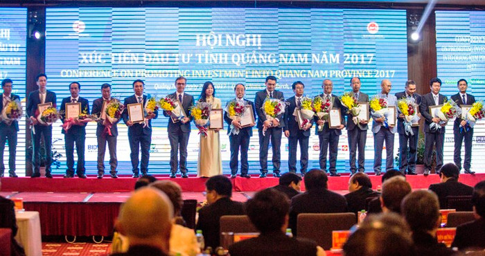 Trao giấy chứng nhận đầu tư cho các doanh nghiệp tại Hội nghị xúc tiến đầu tư Quảng Nam 2017. Ảnh: TT