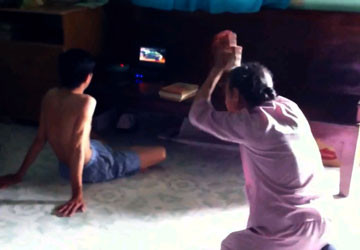 Clip mẹ già quỳ lạy con trai như ‘thánh sống’: Tung clip tạo dư luận? ảnh 1