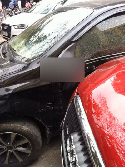 Xe sang Audi lao thẳng vào bãi xe trường học, đâm dồn toa 5 xế hộp ảnh 2