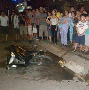 Chiếc xe máy ven đường cũng bị thiêu cháy.