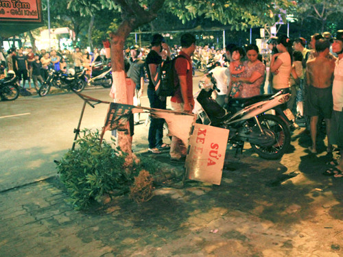 Người dân xung quanh phòng trà Dòng Thời Gian chưa hết bàng hoàng về vụ giết người - Ảnh: Nguyễn Tú Người dân xung quanh phòng trà Dòng Thời Gian chưa hết bàng hoàng về vụ giết người - Ảnh: Nguyễn Tú