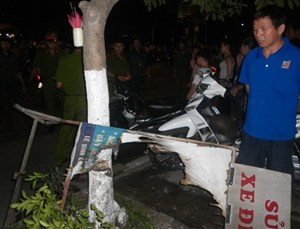 Ngọn lửa từ người nạn nhân thiêu cháy luôn bảng hiệu ven đường.