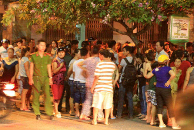 Rất đông người dân tập trung chứng kiến vụ việc. Ảnh: Lao động Rất đông người dân tập trung chứng kiến vụ việc. Ảnh: Lao động