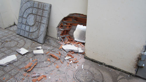 Góc tường bị thủng vì vụ nổ Góc tường bị thủng vì vụ nổ