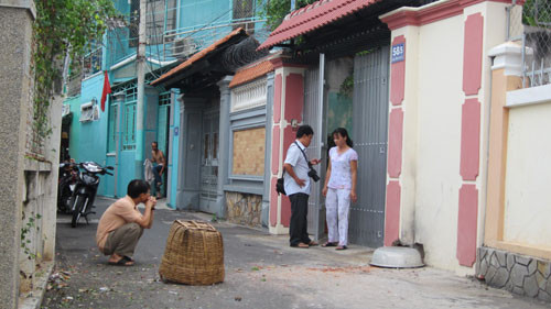 Cửa kính nhà một số hộ dân bị vỡ do ảnh hưởng của vụ nổ Cửa kính nhà một số hộ dân bị vỡ do ảnh hưởng của vụ nổ