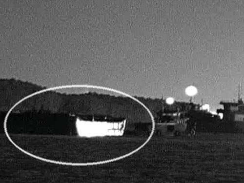 Ảnh 3. (Ảnh 1) 1 giờ 46 phút, chiếc pôn tông chìm dưới nước đang được lai dắt kéo qua sông, 1 giờ 52 phút khi kéo qua khỏi luồng bắt đầu nổi (ảnh 2), đến 1 giờ 53 phút thì nổi phềnh trên mặt nước, lai dắt đang kéo quanh về chỗ cũ (ảnh 3) - Ảnh chụp từ clip của phóng viên.