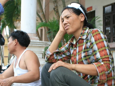 Bà Rích và người dân bị côn đồ đánh được sơ cứu. Bà Rích và người dân bị côn đồ đánh được sơ cứu.